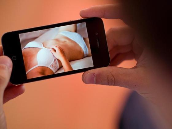 «Sexting»: Dabei versenden Jugendliche erotische Fotos oder Nacktbilder von sich per Smartphone an Freunde oder laden sie in Sozialen Netzwerken hoch. Foto: Julian Stratenschulte Foto: dpa/WN.de